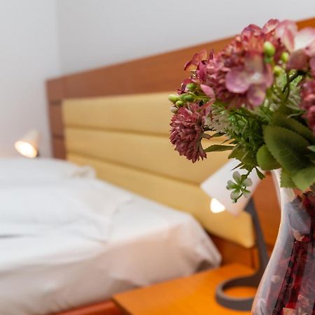 Hotel Sir Colentina Бухарест Екстер'єр фото
