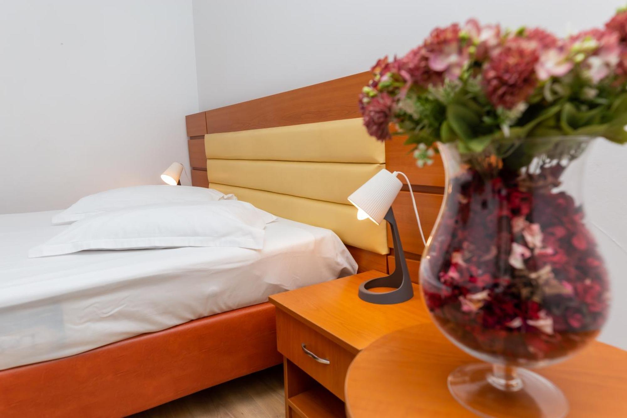 Hotel Sir Colentina Бухарест Екстер'єр фото