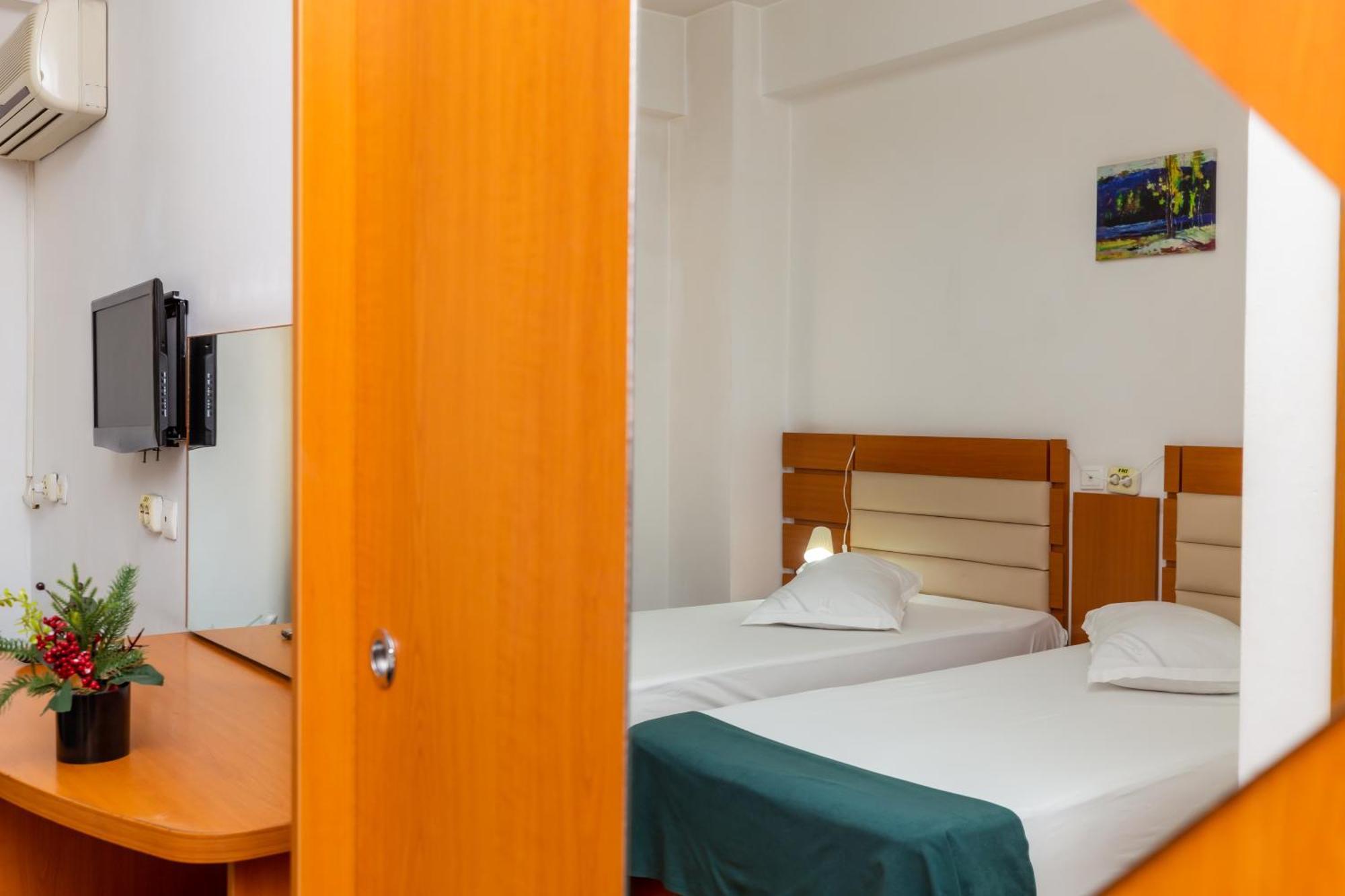 Hotel Sir Colentina Бухарест Екстер'єр фото